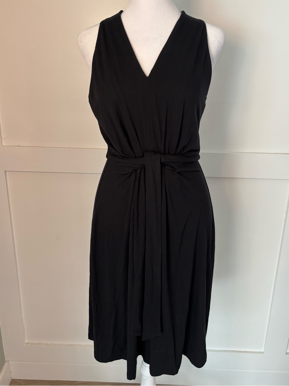 Lilly Pulitzer Wisteria V-Neck Sleeveless Tie-Waist Dress in Noir Size 2 NWT